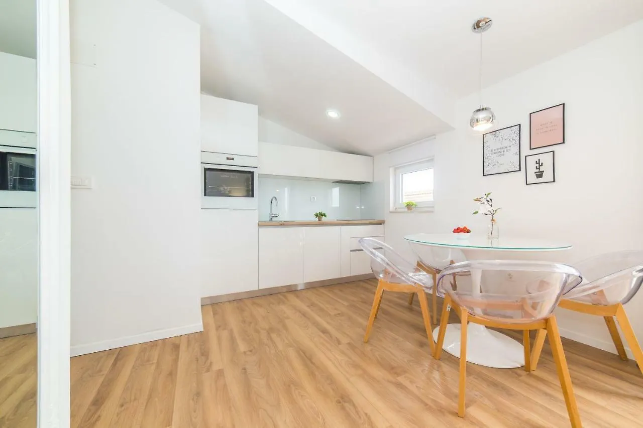 Apartmani Ana Kastela