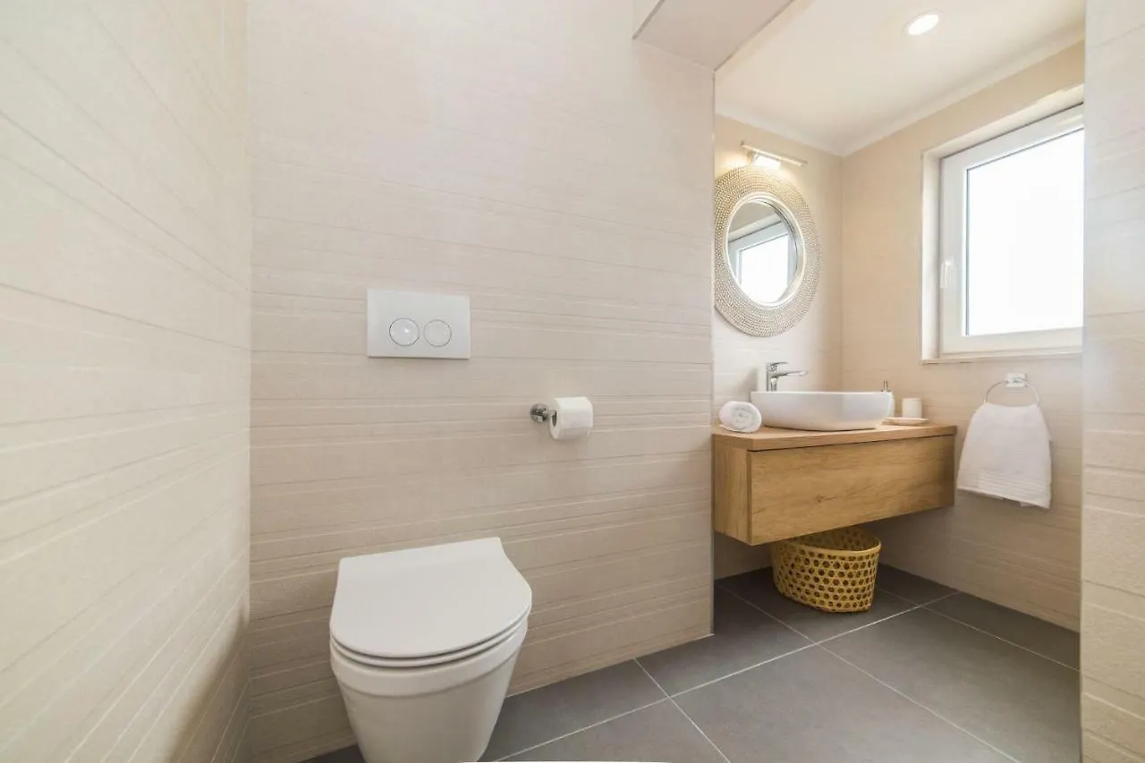 Apartmani Ana Kastela 0*,