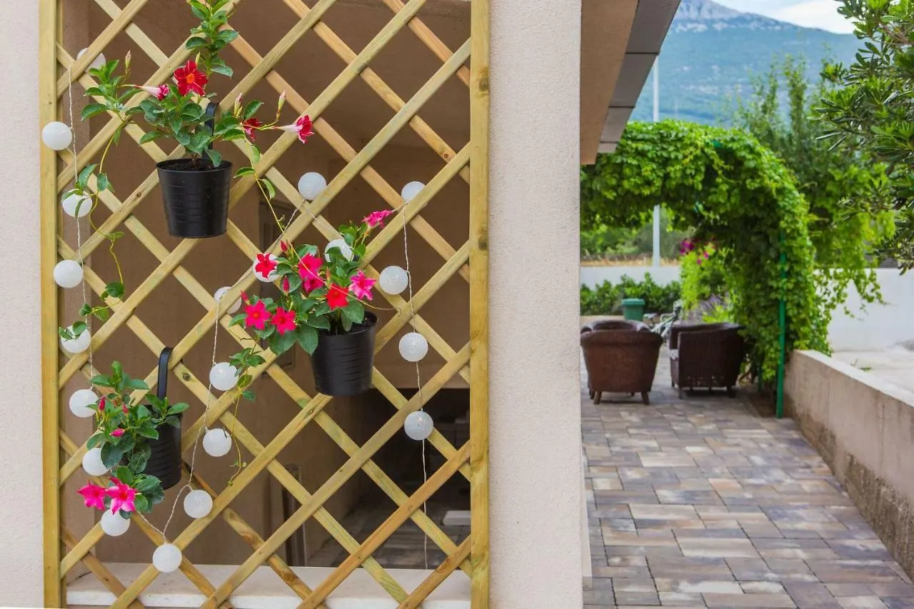 Apartmani Ana Kastela 0*,