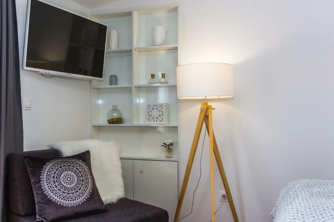 Apartmani Ana Kastela 0*,