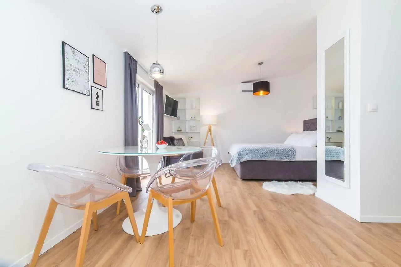 Apartmani Ana Kastela 0*,